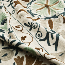 Charger l'image dans la galerie, Plaid / Couvre-lit / Jeté de canapé brodé – Esprit Suzani - blanc cassé, vert, essence, tabac, gris