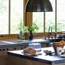 Charger l'image dans la galerie, Vase vert pâle strié Abstract