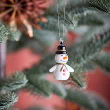 Charger l'image dans la galerie, Boule de Noël en verre – Figurine Bonhomme de Neige