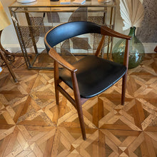 Charger l'image dans la galerie, Fauteuil design bois et simili cuir noir