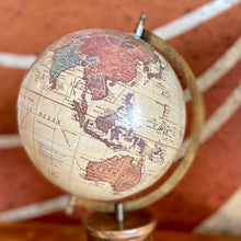 Charger l'image dans la galerie, Mappemonde sur cylindre bois foncé