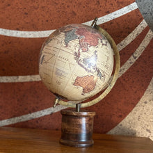 Charger l'image dans la galerie, Mappemonde sur cylindre bois foncé