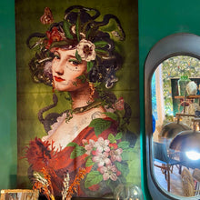 Charger l'image dans la galerie, MEDUSA - Tenture murale en velours – 77 × 137 cm