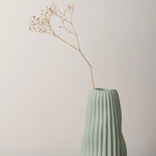 Charger l'image dans la galerie, Vase vert pâle strié Abstract