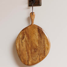 Charger l'image dans la galerie, Planche à découper - bois de manguier et lanière en cuir