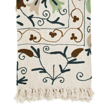 Charger l'image dans la galerie, Plaid / Couvre-lit / Jeté de canapé brodé – Esprit Suzani - blanc cassé, vert, essence, tabac, gris