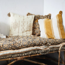 Charger l'image dans la galerie, Matelas Tissé en Coton – Rayures Off White et Miel Foncé