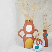 Charger l'image dans la galerie, Vase en terre cuite peint à la main - Naturel, blanc, bleu