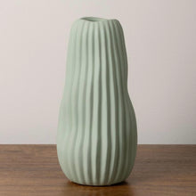 Charger l'image dans la galerie, Vase vert pâle strié Abstract