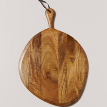 Charger l'image dans la galerie, Planche à découper - bois de manguier et lanière en cuir