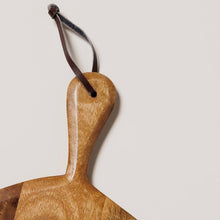 Charger l'image dans la galerie, Planche à découper - bois de manguier et lanière en cuir