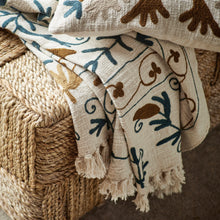 Charger l'image dans la galerie, Plaid / Couvre-lit / Jeté de canapé brodé – Esprit Suzani - blanc cassé, vert, essence, tabac, gris