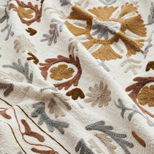 Charger l'image dans la galerie, Plaid / Couvre-lit / Jeté de canapé brodé – Esprit Suzani - blanc cassé, gris, marron, tabac
