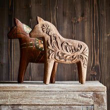 Charger l'image dans la galerie, Cheval décoratif en bois sculpté
