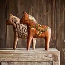 Charger l'image dans la galerie, Cheval décoratif en bois sculpté
