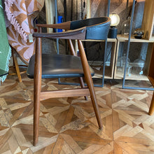 Charger l&#39;image dans la galerie, Fauteuil design bois et simili cuir noir
