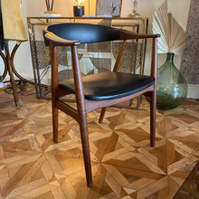 Charger l&#39;image dans la galerie, Fauteuil design bois et simili cuir noir
