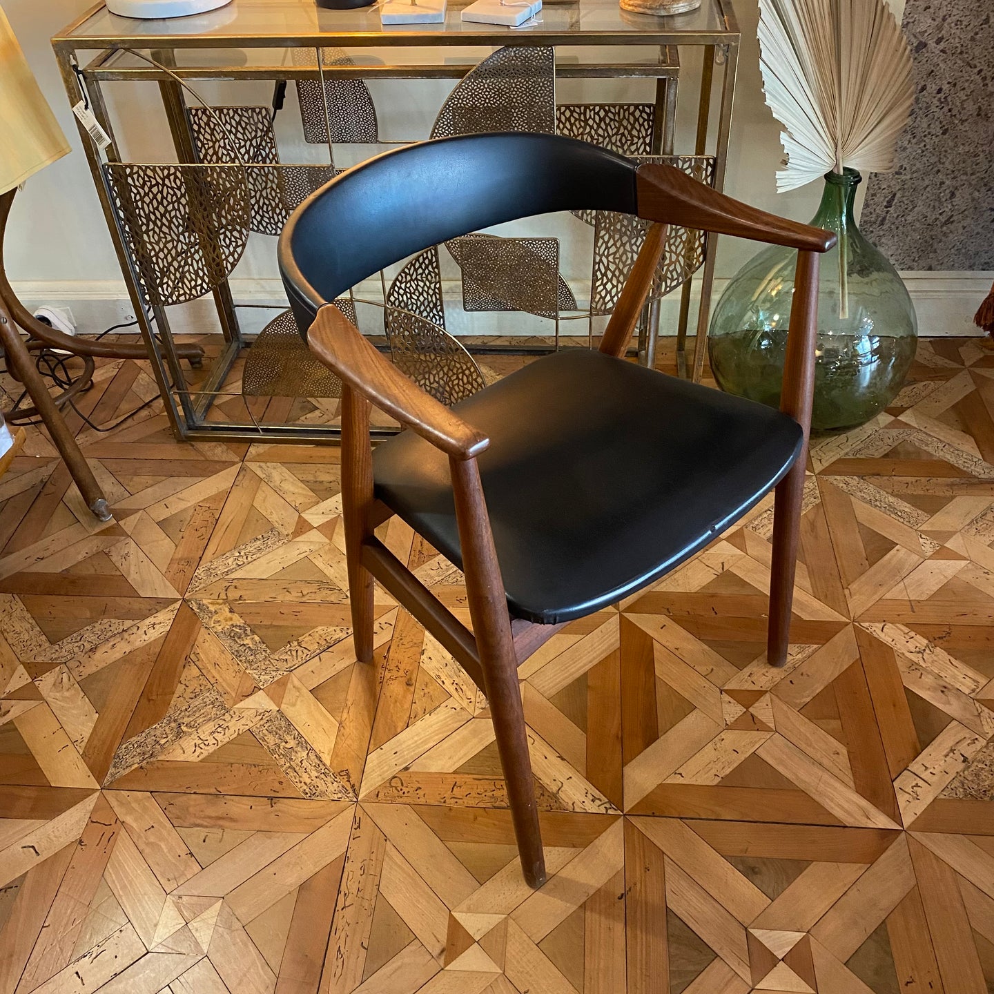 Fauteuil design bois et simili cuir noir