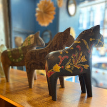Charger l'image dans la galerie, Cheval décoratif en bois sculpté

