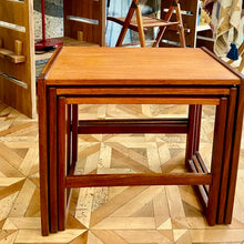 Charger l'image dans la galerie, Tables gigognes en teck
