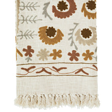 Charger l'image dans la galerie, Plaid / Couvre-lit / Jeté de canapé brodé – Esprit Suzani - blanc cassé, gris, marron, tabac
