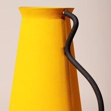 Charger l&#39;image dans la galerie, Vase jaune style graphique
