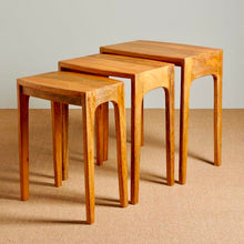 Charger l&#39;image dans la galerie, Tables d’appoint gigognes en acacia
