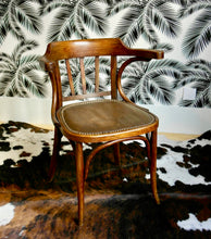 Charger l&#39;image dans la galerie, Fauteuil de bureau vintage, assise cloutée

