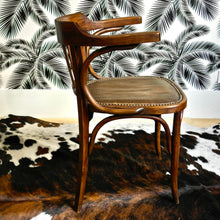 Charger l&#39;image dans la galerie, Fauteuil de bureau vintage, assise cloutée

